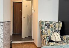 i accidentally dropped the towel in front of the delivery man during real delivery