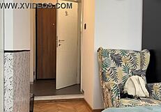 i accidentally dropped the towel in front of the delivery man during real delivery