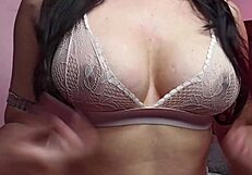 Gros Tits Naturels Dressés Avec Tétines Erectes Taquinent Dans la Chambre