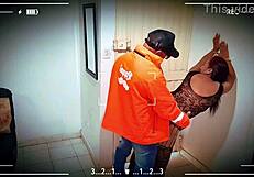 Dostavljavec uživa v priložnostnem seksu, sesa kurca in jebe v spodnjem perilu.