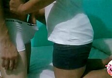 Me pidieron que cuidara a mi vecinita y aprovech� para follarla