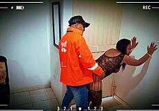 Dostavljavec uživa v priložnostnem seksu, sesa kurca in jebe v spodnjem perilu.