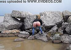 Poglej, kako ta MILF piša v morje s svojo dlakavo pičko