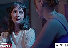 Lexi Luna 舔第一个火辣红发逼幻想