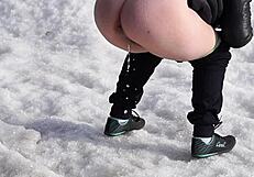 Se denne milf pisse i havet med sin behårede fisse!