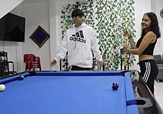 am învățat-o pe sora vitregă latină obraznică biliard și a implorat pe masă