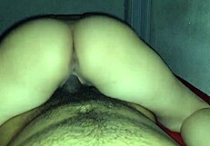 gostosa sentando no pau de costas ganha leite na bucetinha