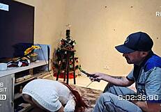 主婦が家でいたずらな技師の訪問を受ける