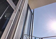 Gostosa Se Exibe Na Varanda Sem Calcinha