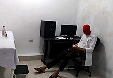 Kan du motstå att titta på denna perversa läkare onanera efter sin söta patient?