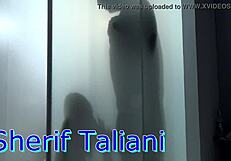 Plava tinejdžerka 18+ se kupa u tušu, daje pušenje i liže