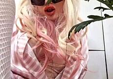 Fetish feet mistress elza koms offers financial domination sessions