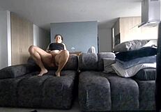 Milf Colombiana De Culo Grande Se Masturba Su Jugoso Coño En Casa De Su Jefe Mientras Él Trabaja