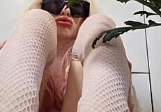 Fetish feet mistress elza koms offers financial domination sessions