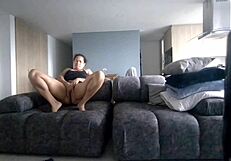 Milf Colombiana De Culo Grande Se Masturba Su Jugoso Coño En Casa De Su Jefe Mientras Él Trabaja