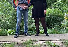 Tačna želja svakog muškog perverznjaka - flaširanje na otvorenom