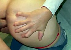 ¡Qué culo tan grande tiene mi hermanastra, adicta al anal y su novio no lo sabe!