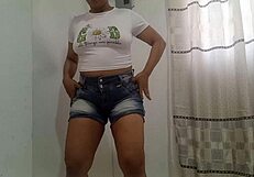 Kako okusno moja pastorka seksi pleše, se sleče in njena pička je mokra