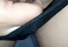 Noseča ženska se znajde v javnem stranišču na prostem