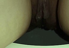 Noseča ženska se znajde v javnem stranišču na prostem