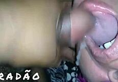 puta peluda tirando leite de pica