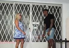 Chamei Um Marido De Aluguel Pra Arrumar Minha Fechadura E Ele Me Rasgou Com Sua Vara Gigante- Trailer