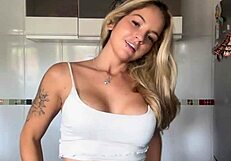 i am a novinha who loves showing off