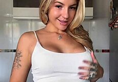 i am a novinha who loves showing off