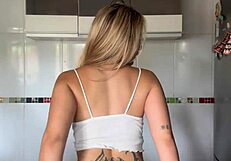 i am a novinha who loves showing off