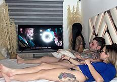 La mejor amiga de mi novia chupa mi verga cuando cuando ella se distrae