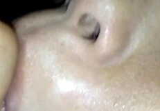 ครูสาวอมควยดูดน้ำหำที่พุ่งเข้าใสปากและหีของเธอ