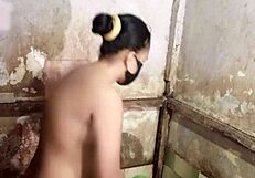 Mandi Sambil Colmek di Kamar Mandi Colmek Mandi