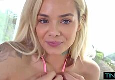 Sitna kurac zadirkivačica jedva obuhvata svojim tesnim stiskom 10 inča