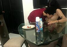 Me pongo bien cachonda cuando como una buena polla con fresa y crema parte 1