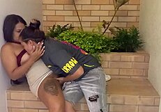 Mientras estoy jugando con mi celular recibo la visita de mi amante quien no controla sus ganas de cogerme