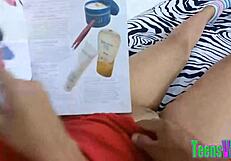 mi hermana duerme en mi cama para estudiar a media noche la convenzo para coger su enorme panocha