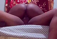 Gostosa sentando no pau do cliente