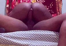 Gostosa sentando no pau do cliente