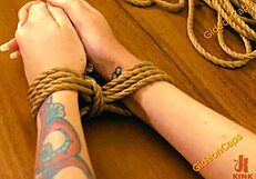 Русата пленница издържа груб фистинг в стегнато bondage