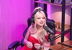 Ela Gemeu Para As Duas Gostosas