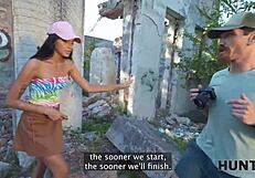 Hunt4k Brune salope jouit d'une baise anale passionnée avec un inconnu dehors, cocu regarde