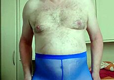 Spa in blauen Leggings mit Amateuren und Bisex-Spaß