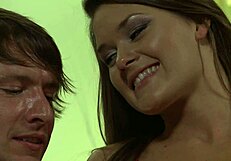 Rjavolaska vročica Ember James je poželjiva novinka, ki hrepeni po jebanju