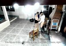 Ta tip prosi za pomoč, ampak konča z pičkanjem in jebanjem svoje nezveste žene