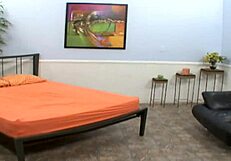 una troia milf bionda scopa davanti al marito