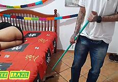 Patroa surprises with empregado in sheer room sex