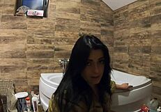 milfycalla- igranje s piškotkom v kadi med nošenjem krznenega plašča in najlonk- predogled