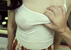 Sprzątaczka bierze extra napiwek za doggy creampie w kuchni