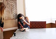 أم ناضجة أمبر مايكلز مع رايلي ماركس 😍