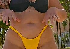 Mesmo sabendo que eu sou casada o cara pediu pra mim puxar a calcinha de ladinho mostrou foto do pau e depois me levou pro banheiro qu�mico e me colocou pra chupar